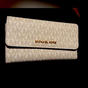 Like brand new nothings wrong with it I just have way to me wallets